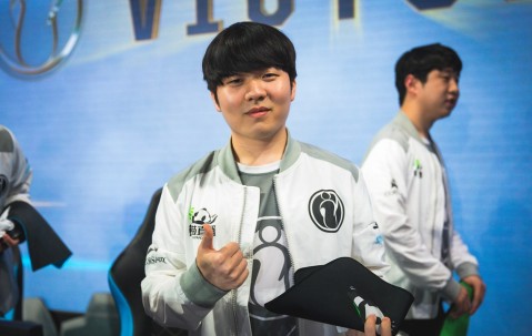 九游体育-包含Rookie在雄鹿比赛中夺冠，战术调整引发热议！比赛高潮迭起的词条